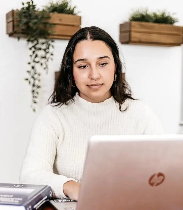 Psicóloga Júlia Garioli a prestar atenção durante consulta de psicologia online em ambiente acolhedor